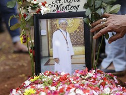 Komedian Nur Tompel Dikebumikan, Istri Terus Menangis Terisak