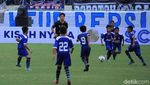 Aksi Pesepakbola Cilik Keroyok Pemain Senior di Kickoff Piala Presiden