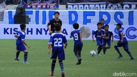 Tiga gol berhasil dimasukan oleh tim pesepakbola cilik ke gawang empat pemain tim Piala Presiden. Para pemain senior itu pun dibuat kelabakan saat menghadapi para pesepak bola cilik tersebut.