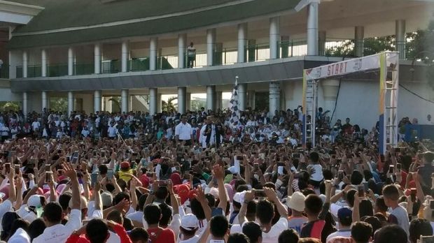 Jokowi dan Iriana Jalan Santai Bersama Warga Kendari