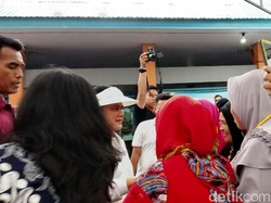 Saat Iriana Jokowi Juga Jadi Rebutan di Kendari