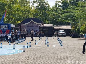 Polisi di Lamongan Kampanye Keselamatan Berlalu Lintas ke Milenial Polisi di Lamongan Kampanye Keselamatan Berlalu Lintas ke Milenial