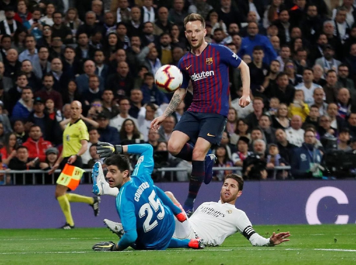 Barcelona ungguli Real Madrid di babak pertama. (Foto: Juan Medina/Reuters)