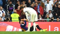 Tak ada peluit akibat aksi Ramos pada Messi itu. Ramos menghampiri Messi, La Pulga menunjuk-nunjuk muka bek timnas Spanyol itu. (Foto: David Ramos/Getty )