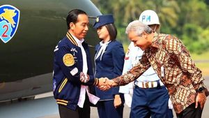 Foto: Jokowi Bergaya ala Film Dilan, Pakai Jaket Rp 1,3 Juta Buatan Bandung