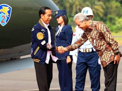 Foto: Jokowi Bergaya ala Film Dilan, Pakai Jaket Rp 1,3 Juta Buatan Bandung