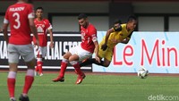 Tak tinggal diam, Semen Padang juga terus mengancam.