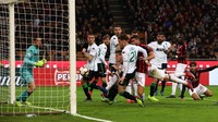 Gol kemenangan Milan di San Siro, Minggu (3/3/2019) dinihari WIB, datang lewat bunuh diri bek kanan Sassuolo, Pol Lirola, di babak pertama. Marco Luzzani/Getty Images.