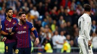 Pemain Barcelona lainnya, Luis Suarez, sampai menahan Messi agar tak mendekati Ramos. (Foto: Juan Medina/Reuters)