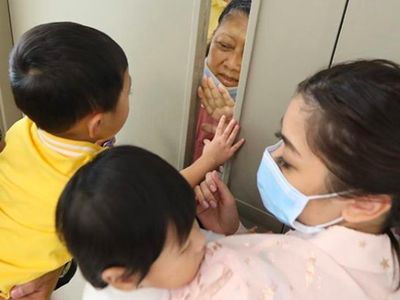 Haru! Suasana Ani Yudhoyono Obati Rindu ke Cucu Via Kaca Pintu