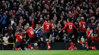 Dengan kemenangan ini, MU naik ke posisi empat klasemen dengan 58 poin dari 29 laga. Mereka unggul satu poin dari Arsenal, yang mesti turun satu posisi. REUTERS/Phil Noble.