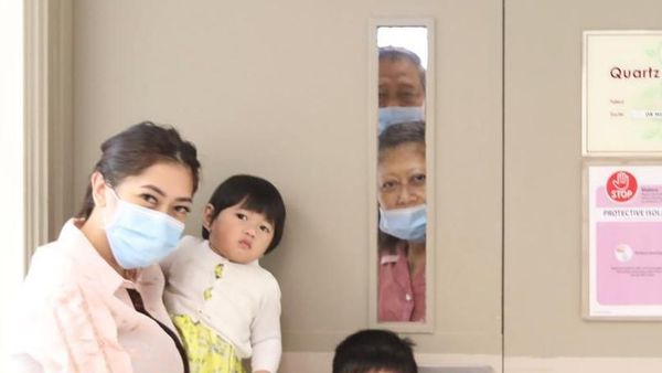 Momen Ani Yudhoyono Lepas Rindu ke Cucu Lewat Kaca Pintu