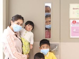 Momen Ani Yudhoyono Lepas Rindu ke Cucu Lewat Kaca Pintu Momen Ani Yudhoyono Lepas Rindu ke Cucu Lewat Kaca Pintu