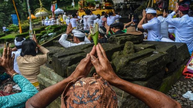 Umat Hindu mengikuti ritual upacara Melasti untuk menyambut Hari Raya Nyepi di Petirtaan Jolotundo, Trawas, Mojokerto, Jawa Timur, Sabtu (2/3/2019). Upacara Melasti bertujuan untuk menyucikan diri sebelum melaksanakan Nyepi Tahun Baru Caka 1941. ANTARA FOTO/Syaiful Arif/pras.