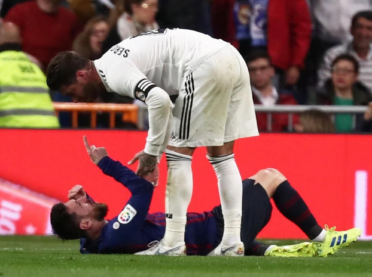 Sergio Ramos saat bersitegang dengan Lionel Messi di Real Madrid vs Barcelona. (Foto: Sergio Perez/Reuters)