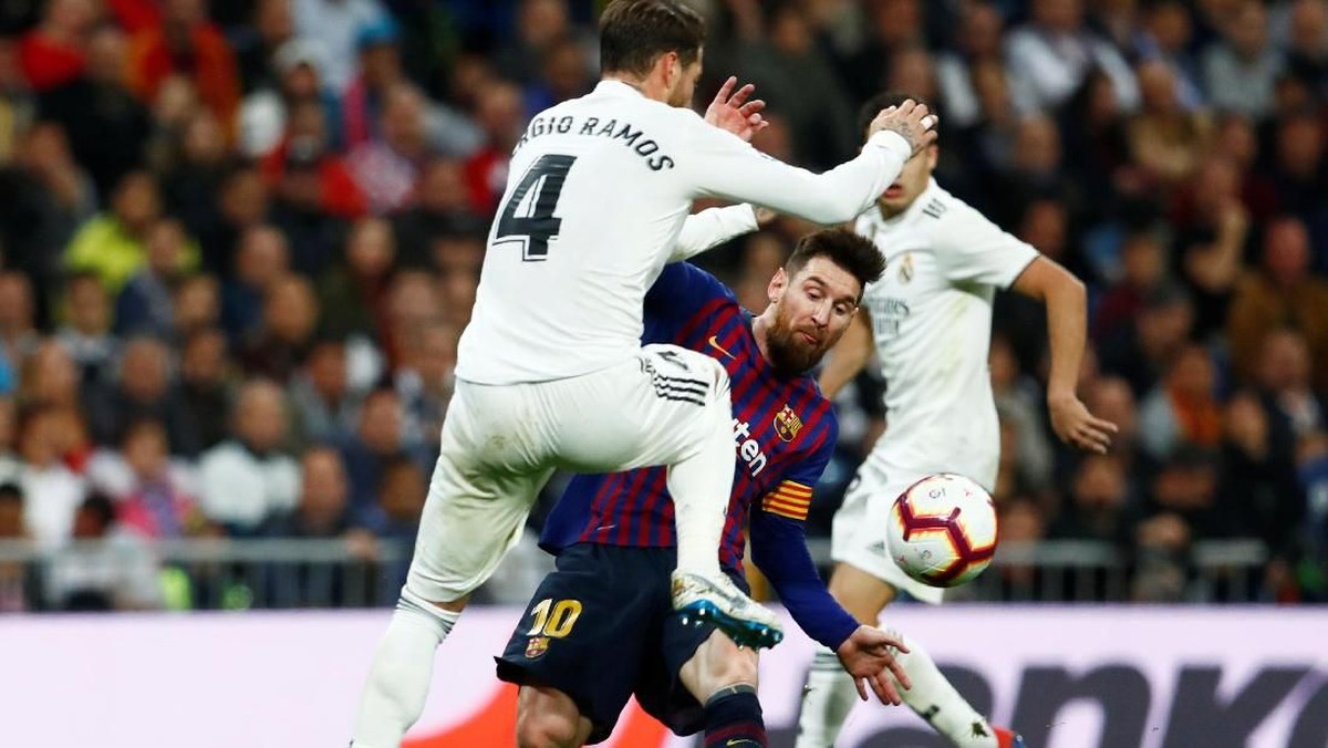 Aksi Ramos berduel dengan Messi di Santiago Bernabeu, Minggu (3/3/2019) dini hari WIB. (Foto: Juan Medina/Reuters)