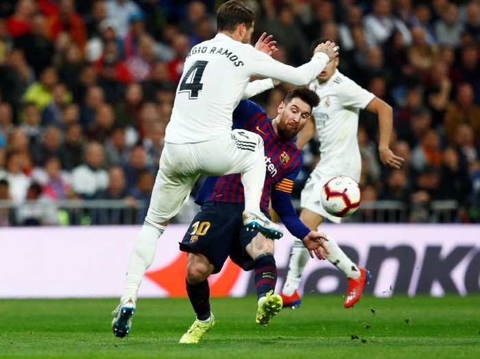 Soccer Football - La Liga Santander - Real Madrid v FC Barcelona - Santiago Bernabeu, Madrid, Spain - March 2, 2019   Barcelona's Lionel Messi in action with Real Madrid's Sergio Ramos               REUTERS/Juan Medina
