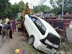 Mobil yang Tabrak Pohon di Magetan Akhirnya Dievakuasi