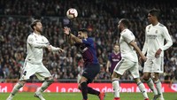 Luis Suarez melakukan protes dalam situasi perebutan bola. Dia menilai Dani Carvajal lebih dulu handball sebelum bola disapu Sergio Ramos. (Foto: Gonzalo Arroyo Moreno/Getty Images)