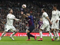 Luis Suarez melakukan protes dalam situasi perebutan bola. Dia menilai Dani Carvajal lebih dulu handball sebelum bola disapu Sergio Ramos. (Foto: Gonzalo Arroyo Moreno/Getty Images)