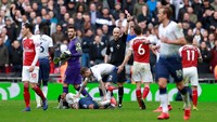 Pertandingan turut diwarnai kartu merah yang terjadi di menit akhir injury time. Gelandang Arsenal Lucas Torreira diusir dari permainan karena melakukan pelanggaran keras terhadap Danny Rose. Reuters/Andrew Couldridge.