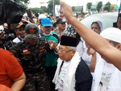 Hujan-hujanan, Maruf Amin Buka Acara Jalan Sehat di BSD