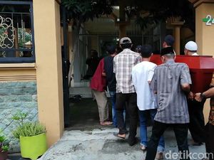 Tangis Ibu dan Calon Istri Saat Jenazah Ajudan Bupati Demak Tiba Tangis Ibu dan Calon Istri Saat Jenazah Ajudan Bupati Demak Tiba