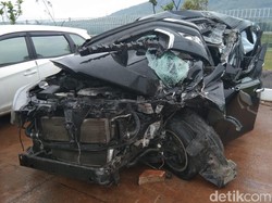 Begini Kondisi Mobil Bupati Demak yang Kecelakaan di Tol