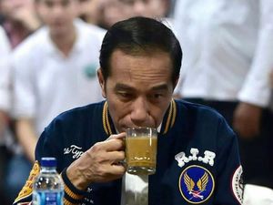 Blusukan Ke Dua Pasar, Jokowi dan Iriana Belanja Telur Hingga Durian