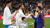 Seperti biasanya, kapten dua tim bersalaman sebelum laga. Kapten Madrid, Ramos, dan kapten Barca, Messi, juga melakukan hal yang sama. (Foto: Juan Medina/Reuters)
