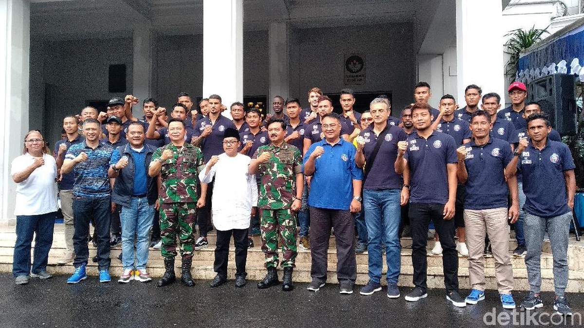 Panglima TNI Hadi Tjahjanto mengaku seorang Arema dalam kunjungannya ke Malang, Minggu (3/3/2019). (Foto: Muhammad Aminudin/detikSport)
