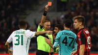 Hal itu setelah kiper Andrea Consigli diganjar kartu merah langsung. Marco Luzzani/Getty Images.