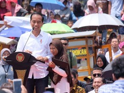 Bertemu Jokowi, Bocah Putri Melinda Menangis dan Minta Sepeda