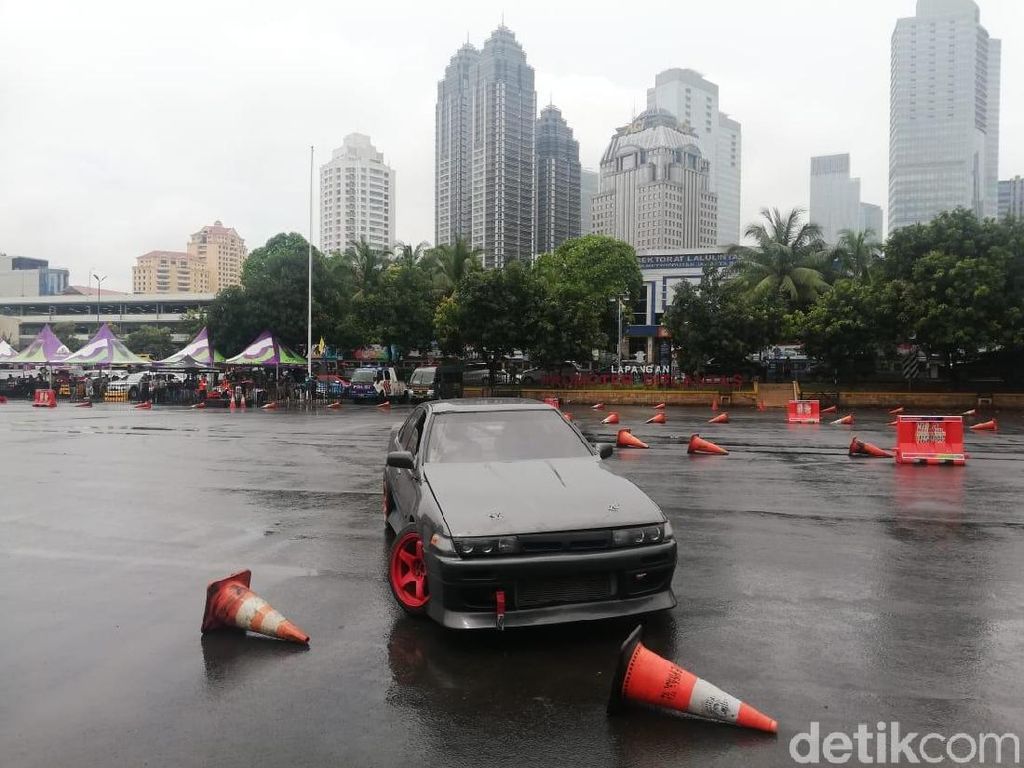 Drifting, Latihan Mengontrol Mobil yang Out of Control Drifting, Latihan Mengontrol Mobil yang Out of Control