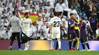 Dari sudut pandang lainnya momen keributan Messi dan Ramos terekam kamera. (Foto: David Ramos/Getty Images)