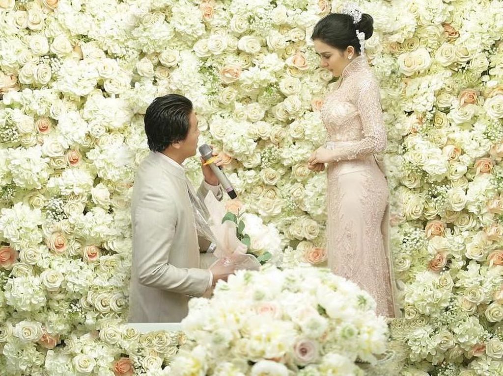 Syahrini Menangis Jawab Pinangan Reino Barack Syahrini Menangis Jawab Pinangan Reino Barack
