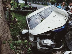 MPV Tabrak Pohon di Magetan Lama Dievakuasi, Kapolres Tegur Anggota