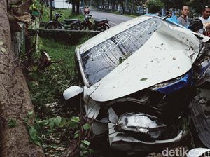 MPV Tabrak Pohon di Magetan Lama Dievakuasi, Kapolres Tegur Anggota MPV Tabrak Pohon di Magetan Lama Dievakuasi, Kapolres Tegur Anggota