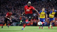 MU bisa saja memperbesar selisih setelah mendapatkan penalti di masa injury time. Namun eksekusi Paul Pogba digagalkan kiper. Reuters/Carl Recine.