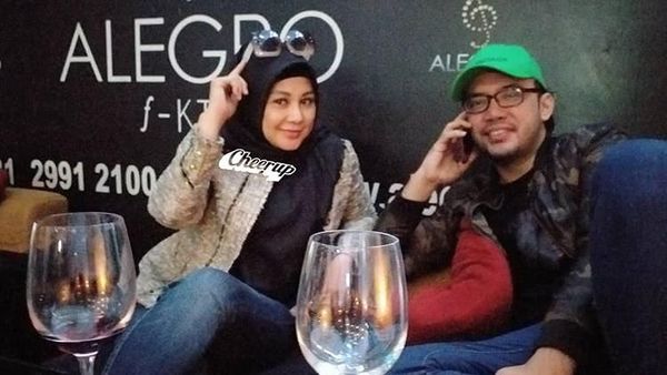Momen Manis Kulineran Vivi Paris dan Sandy Tumiwa Sebelum Kena Kasus Narkoba