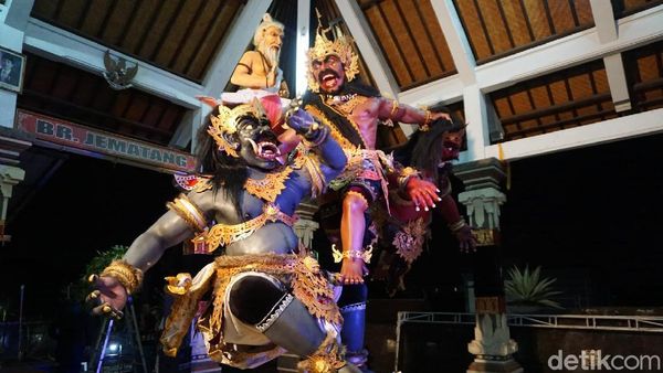 Potret Persiapan Pawai Ogoh-ogoh Modern di Bali