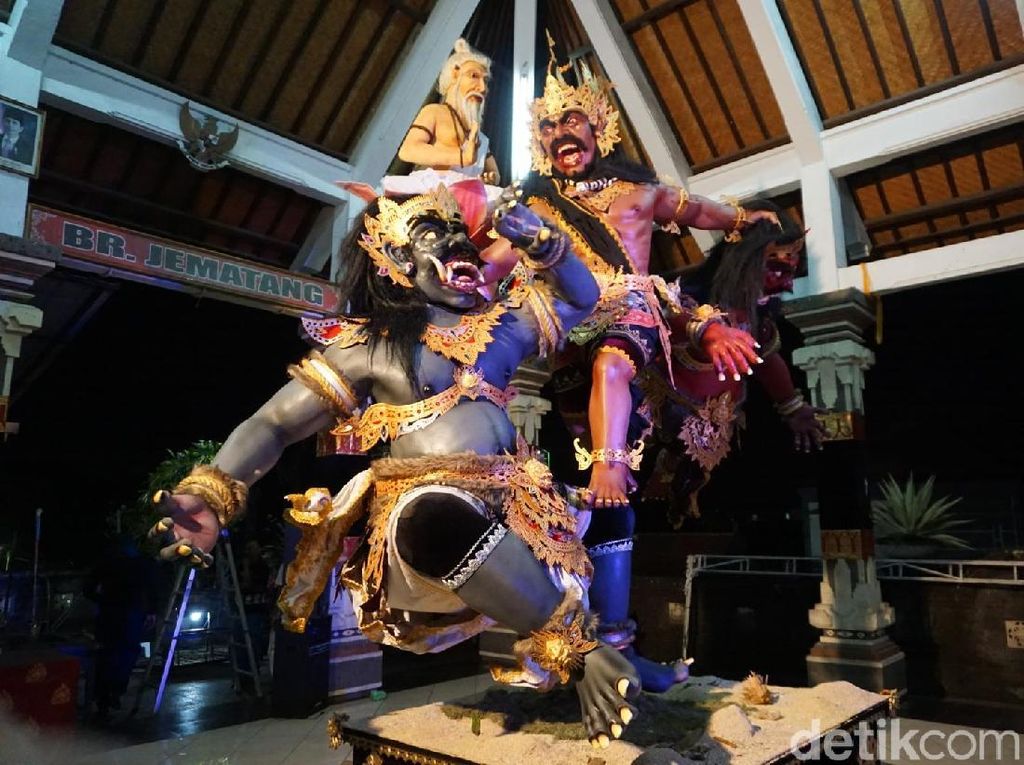 Potret Persiapan Pawai Ogoh-ogoh Modern di Bali Potret Persiapan Pawai Ogoh-ogoh Modern di Bali