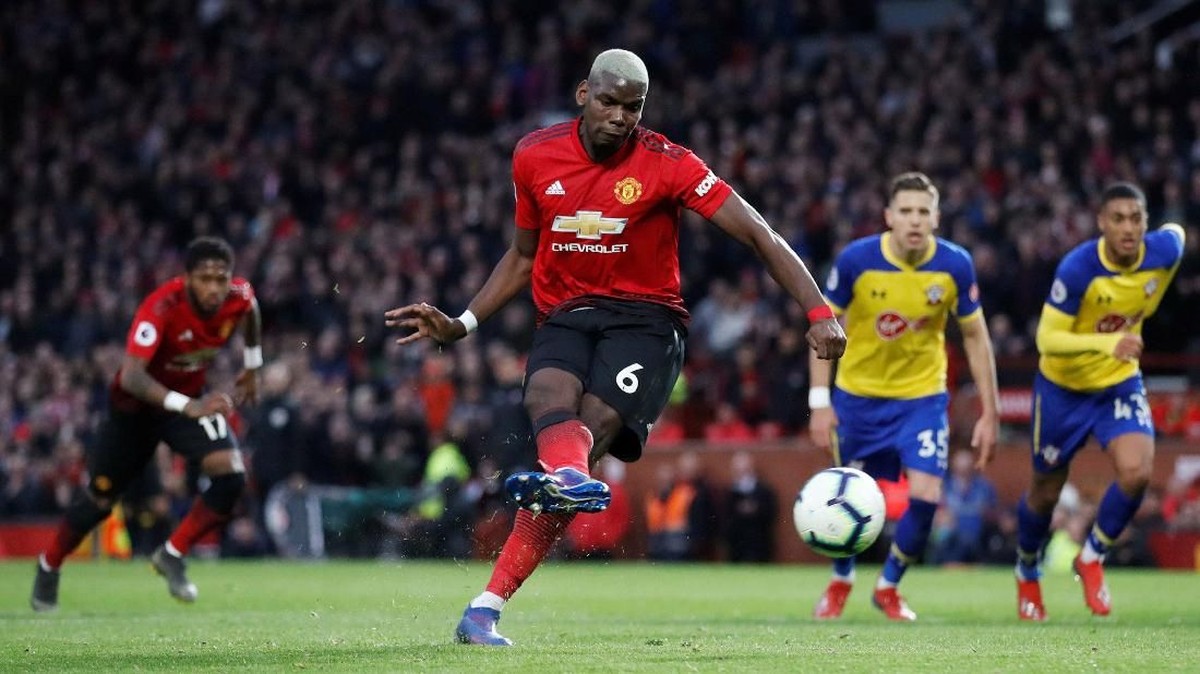 Penalti Paul Pogba gagal menjadi gol saat Manchester United mengalahkan Southampton di Liga Inggris (REUTERS/Carl Recine)
