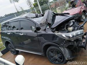 Innova Bupati Demak Tabrak Truk di Tol Batang