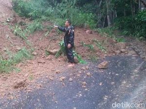 Jalur Trenggalek-Tulungagung Longsor, Mobil Tak Bisa Lewat