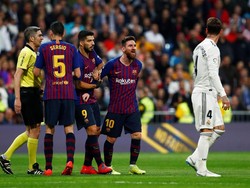Messi marah besar atas perbuatan Ramos. La Pulga bahkan sampai harus ditenangkan rekannya sendiri. (Foto: Juan Medina/Reuters)