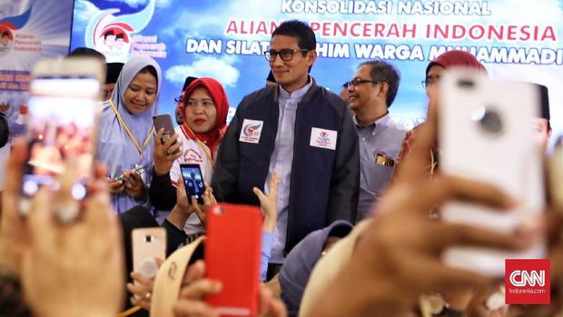 Emak- emak berebut foto dengan calon wakil presiden nomer urut 02 Sandiaga Uno diacara Konsolidasi Nasional Aliansi Pencerah Indonesia (API) dan silaturrahim warga Muhammadiyah di Hotel Grand Sahid Jaya, Jakarta, 3 Maret 2019.