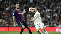 Duel antara Luka Modric dengan Sergio Busquets terjadi di lini tengah. (Foto: Gonzalo Arroyo Moreno/Getty Images)