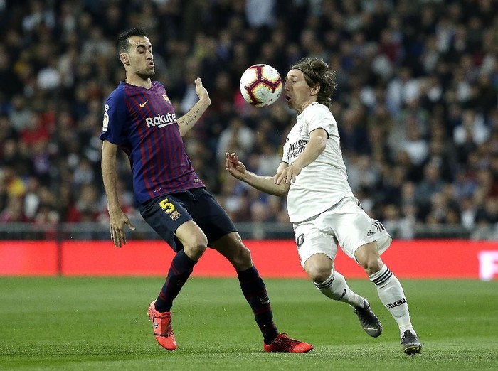 MADRID, SPAIN - MARCH 02:  Luka Modric of Real Madrid is closed down by Sergio Busquets of Barcelona  during the La Liga match between Real Madrid CF and FC Barcelona at Estadio Santiago Bernabeu on March 02, 2019 in Madrid, Spain. (Photo by Gonzalo Arroyo Moreno/Getty Images)