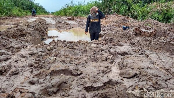 Pose Gadis Hijaber di Sumsel Mandi Lumpur Protes Jalan Rusak